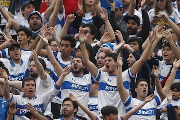 Hinchas de Universidad Católica se burlaron de la U y la posición que ocupan en la tabla de posiciones. 