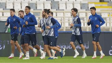 Jugadores de Rayados durante el entrenamiento en el Al Nahyan Stadium