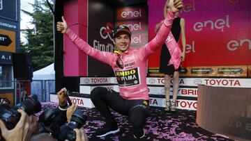 Roglic se exhibe en la crono y es el primer rosa; Landa, a 1:07