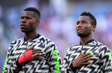 Francis Uzoho y John Obi Mikel escuchando emocionados el himno nacional de Nigeria