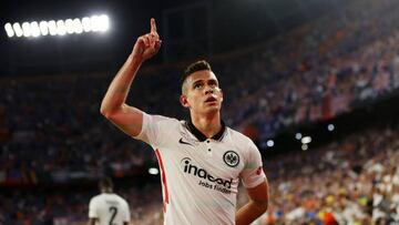 Rafael Santos Borré celebrando su gol con Eintracht Frankfurt en la final de la Europa League ante Rangers.