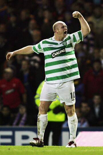 John Hartson, internacional galés en 51 ocasiones. En la imagen como jugador del Celtic de Glasgow ante el Rangers en 2004.