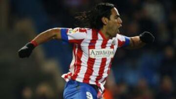 SUPERÓ A FUTRE EN EL ATLÉTICO. Con los cinco goles al Depor, Falcao es ya el vigesimoctavo goleador en la historia del Atlético en Liga con 40 goles. Iguala a Caminero y Leivinha y supera a Futre, que tenía 38.