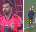 Para el penalti más importante de Escocia en un cuarto de siglo y reacciona así con Mateu de por medio