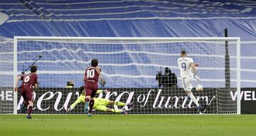 3-1. Karim Benzema marca de penalti el tercer gol.