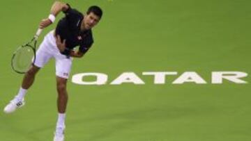 Novak Djokovic sirve frente a Dusan Lajovic en el Open de Qatar.