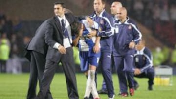 Entre Valverde y Tamudo tratan de aliviar a un desconsolado Luis Garc&iacute;a, en Glasgow, tras la final de la Copa UEFA de 2007.