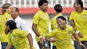 Ronaldinho entrenando con la selección brasileña