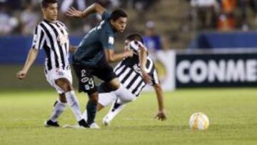 Daniel Bocanegra (centro) lucha un balón con los jugadores de Libertad en el debut de Nacional en la Copa Libertadores.