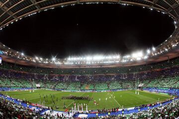 Con más de 75.000 espectadores, el Stade France es el estadio principal y más grande de Francia. En él se han albergado mundiales de rugby (1999, 2007 y la próxima edición de 2023), finales de Champions (2000, 2006 y 2022) e incluso la final de la Copa del Mundo de fútbol de 1998, que los galos vencieron 3-0 a Brasil consiguiendo su segunda estrella. En 2024, el atletismo, que se disputará del 1 al 11 de agosto, sustituirá al fútbol y el estadio situado en el barrio de Saint-Denis reunirá a los mejores atletas del mundo. Yulimar Rojas, Armand Duplantis o Marcell Jacobs, entre otros, harán las delicias del público del Stade de France. El rugby 7 también tendrá presencia en el emblemático estadio francés del 24 al 30 de julio.
