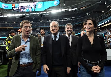 (De izquierda a derecha) José Luis Martínez-Almeida, alcalde de Madrid; Florentino Pérez, presidente del Real Madrid; e Isabel Díaz Ayuso, presidenta de la Comunidad de Madrid, caminan por el estadio antes del partido entre los Washington Commanders y los Miami Dolphins en el Estadio Santiago Bernabéu.