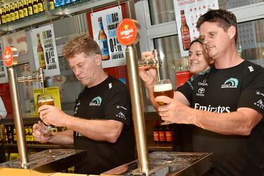 El Emirates Team New Zealand ‘brinda’ antes de la pre regata de Vilanova i la Geltrú 