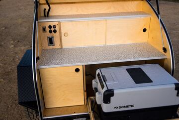 Una nevera de 35 litros para que no se caliente la cerveza. ¡O la comida! Con este gadget podrás disfrutar de una cocina en condiciones al aire libre o en el interior de la cabina. Lo justo y necesario para poder disfrutar de la tranquilidad en cualquier