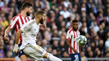 Atletico Madrid&#039;s Brazilian defender Felipe (L) vies with Real Madrid&#039;s French forward Karim Benzema during the Spanish league football match between Real Madrid CF and Club Atletico de Madrid at the Santiago Bernabeu stadium in Madrid on Februa