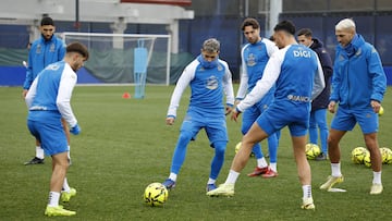 Los jugadores del Deportivo realizan un ejercicio con el balón durante un entrenamiento.