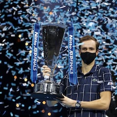 Medvedev se saca el título de Maestro invicto en las ATP Finals