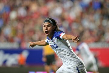 Cuando parecía que La Máquina tenía todo perdido, sacaron la casta de ganador, esa que sólo veían en los minutos finales del rival. Esta ocasión la ‘cruzazuleada’ la sufrió Xolos, quienes con un jugador más y con el marcador favorable, dejaron ir la victoria al 90+2’ gracias al gol de Gerardo Flores. El empate 1-1 mantiene a Cruz Azul como el único invicto del torneo junto a Pumas.