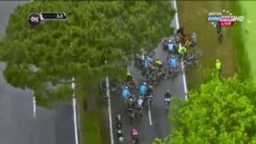 Contador, arriba a la derecha, sobre la línea blanca de la carretera. Viste de amarillo, porque llevaba el chubasquero del equipo sobre el maillot rosa.