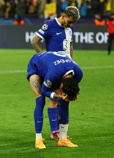 José María Giménez junto a Ángel Correa.