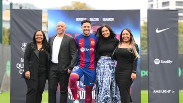 El delantero de 18 años posa con toda su familia durante el acto de presentación. 
 