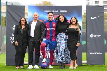 El delantero de 18 años posa con toda su familia durante el acto de presentación. 
 