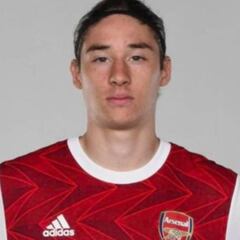 Marcelo Flores firma su primer contrato con el Arsenal