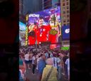 Argentina estaba en su banderazo en Times Square y apareció esto de Chile en la pantalla gigante
