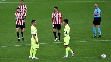 Luis Su&aacute;rez y Jo&atilde;o F&eacute;lix tras el gol de la victoria del Athletic.