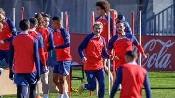 MAJADAHONDA (MADRID), 15/12/2023.- Los futbolistas del Atlético de Madrid Antoine Griezmann (c) y Koke Resurrección (d) participan en un entrenamiento del equipo en la Ciudad deportiva Wanda en Majadahonda, Madrid, este viernes, para preparar su próximo partido de LaLiga contra el Athletic Club de Bilbao. EFE/Rodrigo Jiménez