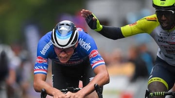 Girmay felicita a Van der Poel por su victoria en el Tour de Valonia.