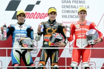 El piloto catalán se lleva su segundo mundial, esta vez en Moto 2, tras ganar la carrera del Gran Premio de Valencia. En la imagen, el podio de Cheste: Julián Simón, Marc Márquez y Nicolás Terol.