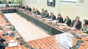 <b>EL JURADO. </b>Los componentes del Consejo Mundial de la FIA reunidos ayer en París.