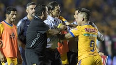 Vargas protagoniza dura polémica con técnico de Chivas