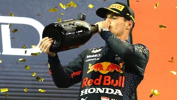 Verstappen en el podio de Yas Marina donde se proclamó campeón.