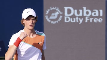 El tenista italiano Jannik Sinner celebra un punto durante su partido ante Andy Murray en el Dubai Duty Free Tennis Championship.