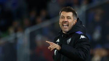 GETAFE (MADRID), 22/11/2024.- El entrenador del Real Valladolid, el uruguayo Paulo Pezzolano, durante el partido de LaLiga entre el Getafe y el Real Valladolid, este viernes en el Coliseo de Getafe. EFE/ Juanjo Martín