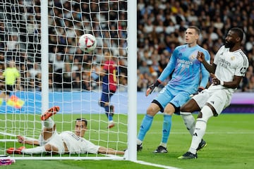 Ni Lucas Vázquez ni Lunin pudieron evitar el 0-4, anotado por Raphinha.