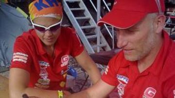 <b>TRABAJO DURO. </b>Marc y Laia repasan su 'roadbook', una tarea obligatoria para los pilotos de motos.