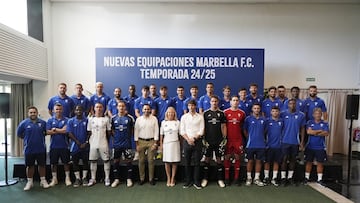 La plantilla del Marbella posa con la alcaldesa, María ängeles Muñoz.