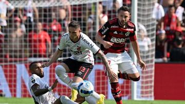 Athletico Paranaense's Brazilian midfielder Vitor Bueno (L) and Brazilian defender Khellven (C) vie for the ball with Flamengo's Brazilian midfielder Everton Ribeiro during the Copa Libertadores final football match between Brazilian teams Flamengo and Athletico Paranaense at the Isidro Romero Carbo Monumental Stadium in Guayaquil, Ecuador, on October 29, 2022. (Photo by Luis Acosta / AFP) (Photo by LUIS ACOSTA/AFP via Getty Images)