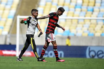 Erick Pulgar abandonó el partido frente a Botafogo, el domingo pasado. Por un esguince en el tobillo izquierdo, el chileno quedó descartado en Flamengo para los partidos con Amazonense y Bragantino, y es duda para el duelo con Palestino, el próximo martes.