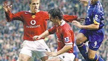 <b>COSIDO A PATADAS. </b>Los hermanos Neville, como en la imagen, se cebaron con Reyes el domingo.