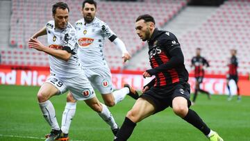 Nice's French forward Amine Gouiri (R) controls the ball during the French L1 football match between OGC Nice and Angers SCO at the Allianz Riviera stadium in Nice on February 7, 2021. (Photo by CLEMENT MAHOUDEAU / AFP)