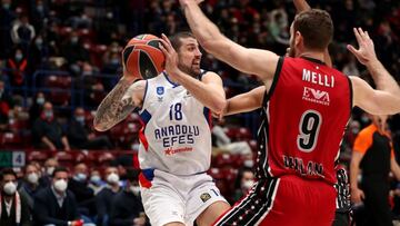 Moerman, ante Melli durante el Armani Milán-Anadolu Efes.