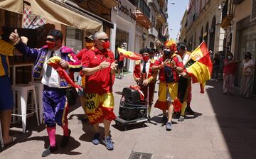 Las calles de Sevilla vibran con los seguidores espa?oles y suecos que ver¨¢n esta noche el debut de sus selecciones.