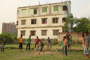 Los niños juegan al criquet en los suburbios de Dhaka durante la ICC World Twenty20 Bangladesh 2014