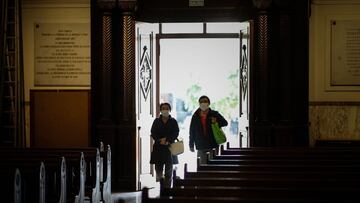 Una pareja entra a una iglesia en Buenos Aires (Argentina). EFE/Juan Ignacio Roncoroni/Archivo