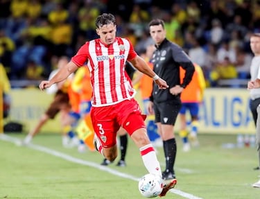 Completo partido de Álex Muñoz ante Las Palmas, su exequipo. El lateral se apuntó la asistencia de gol que decidió el encuentro, con un preciso envío desde su banda, a la cabeza de Arribas. En defensa estuvo inconmensurable por su banda.