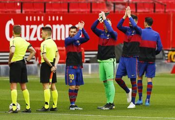 Los jugadores del Barcelona antes del comienzo del partido 