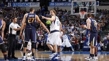 Dirk Nowitzki señala a Rudy Gobert.